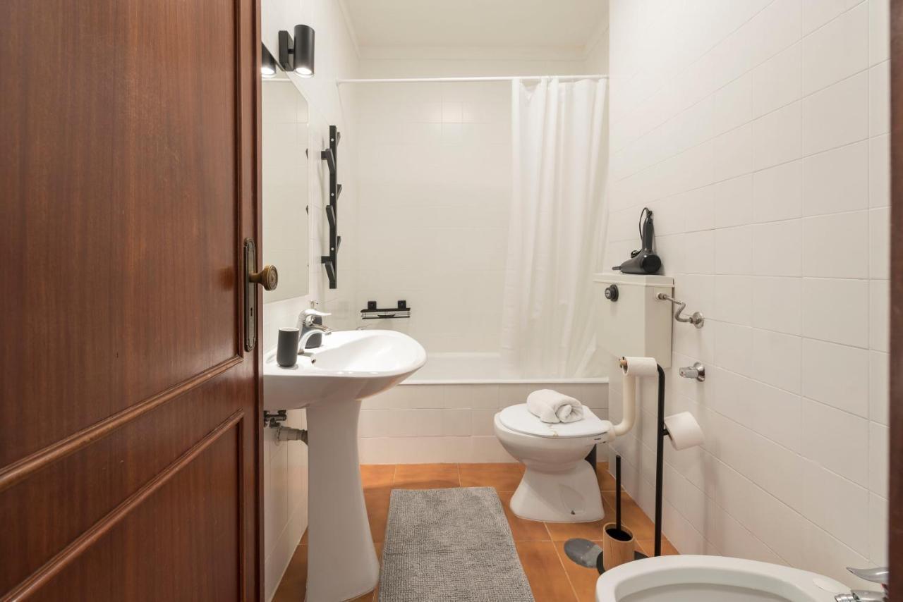Lovelystay - Newly Decorated 2Br Flat With Free Parking Vila Nova de Gaia Esterno foto